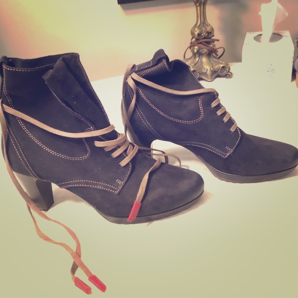 Short boots by Tamaris NWOT